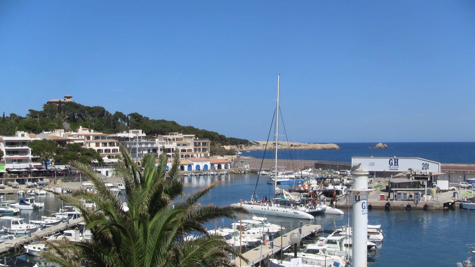 Mallorca Partyboot bei Ankunft im Hafen von Cala Ratjada