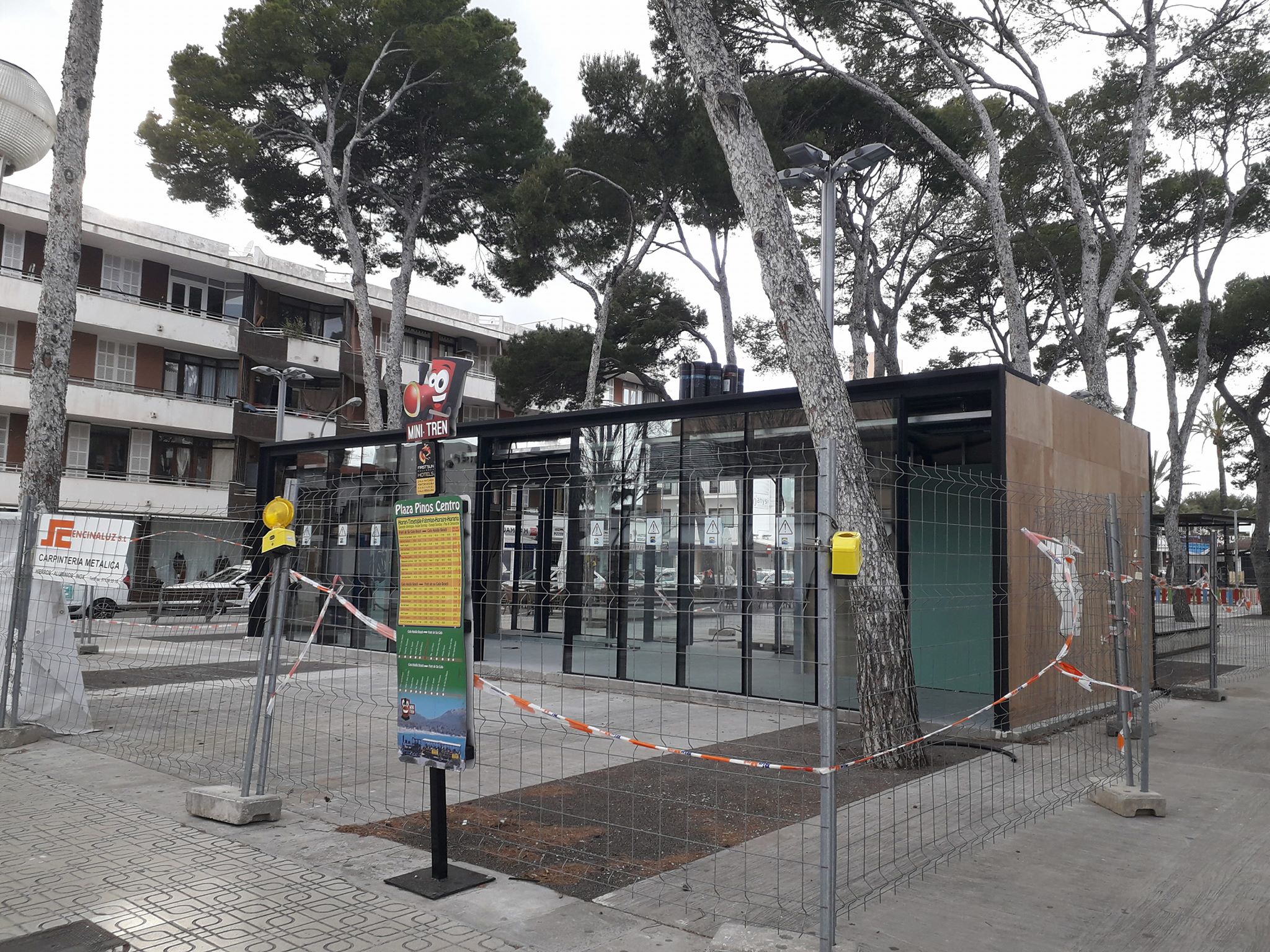 Für Touristen: Infostand am Pinienplatz in Cala Ratjada