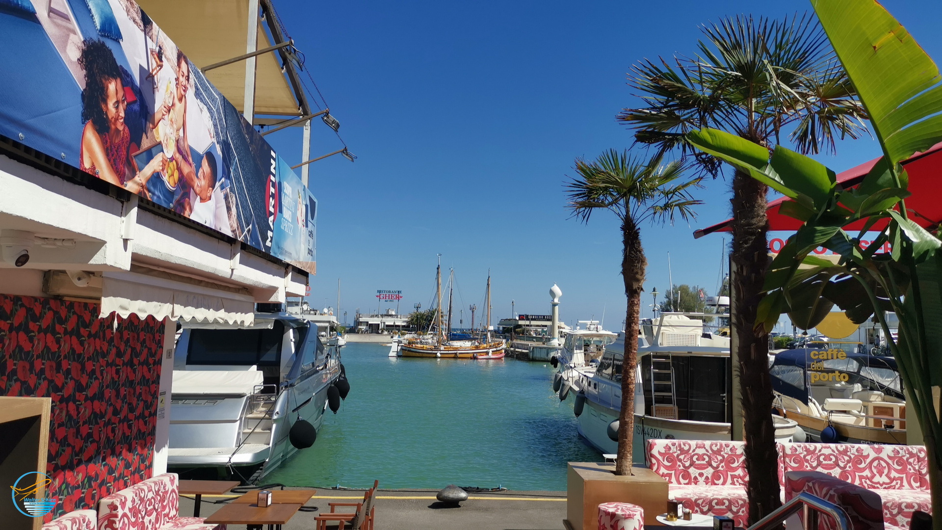 Hafen von Riccione mit Booten und Palmen